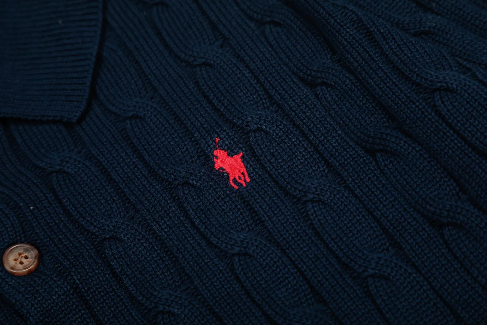 P250 Top quality" Style number: DS862# (not off the shelves all year round) [Ralph Lauren autumn and winter solid color pony embroidery logo knitted POLO lapel sweater] ✅Ralph Lauren Ralph Lauren classic basic lapel POLO same style knitted autumn and winter sweater for men and women ✅Main supplier platform live broadcast Wholesale entity Replenish when out of stock Not off the shelf ✅ZP quality 1:1 version Scan the code to enter the GF website Counter quality ✅Details and quality The only one in Guangzhou Imported high-quality cotton yarn, focusing on high-end, cost-effective, good quality needless to say ✅The version is restored to the original order, the maximum size can be worn up to 190 pounds, loose, comfortable and stress-free ✅The upper body is simple and easy to match, a must-have for men ootd, good-looking clothes are never picky, a must-have recommendation for couples' wardrobes Size: S-XL Color: Black White Gray Khaki Navy Blue White Label Navy Blue Red Label